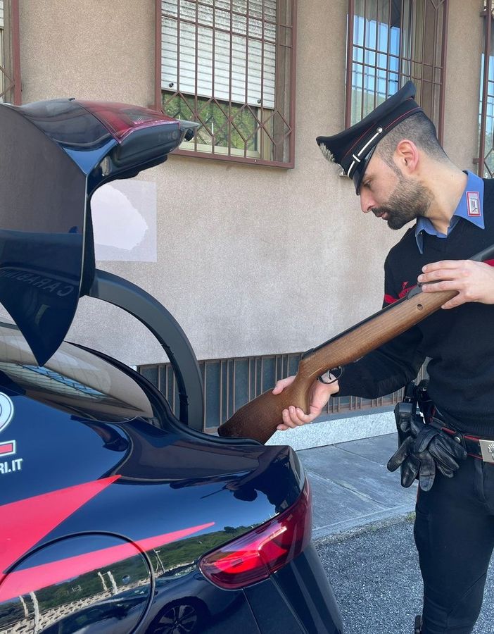 Litiga con il compagno e punta un fucile contro i carabinieri: arrestata una donna ossolana