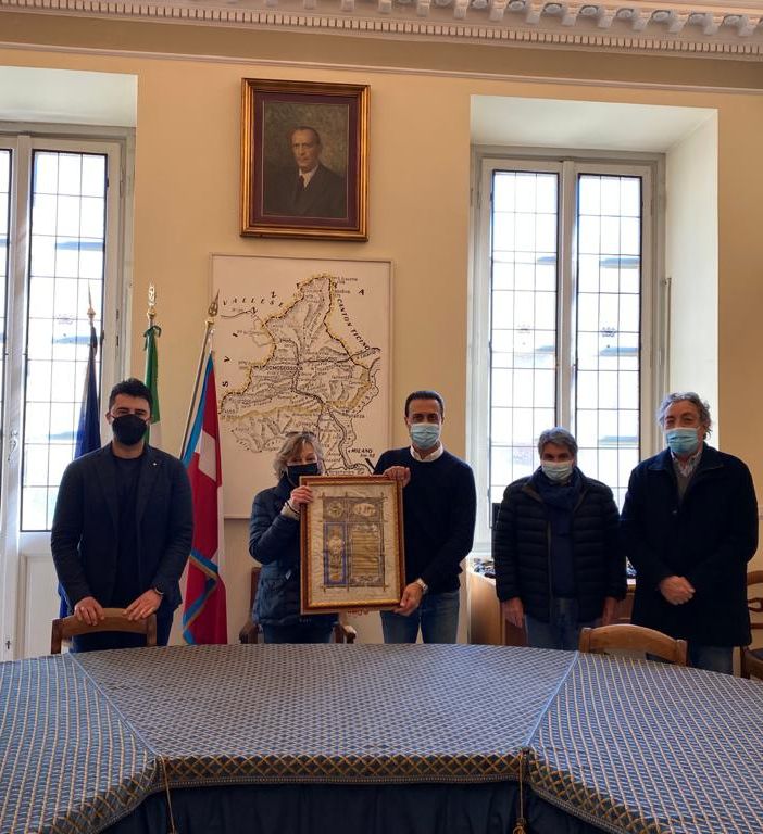 La Juve Domo dona al Comune una pergamena del 1921