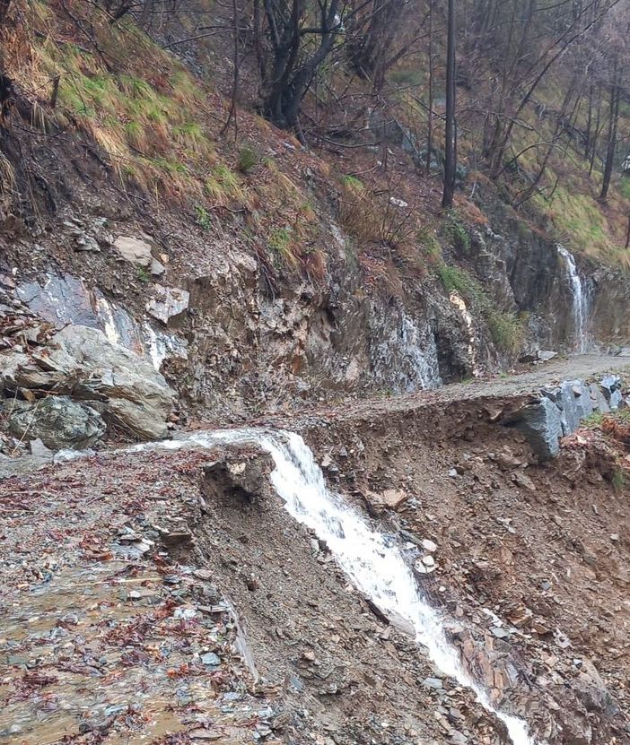 Frane e smottamenti a Montescheno, chiuse strade e sentieri