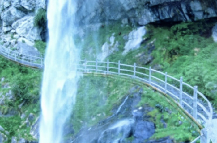 Antrona, chiusa la passerella del giro lago