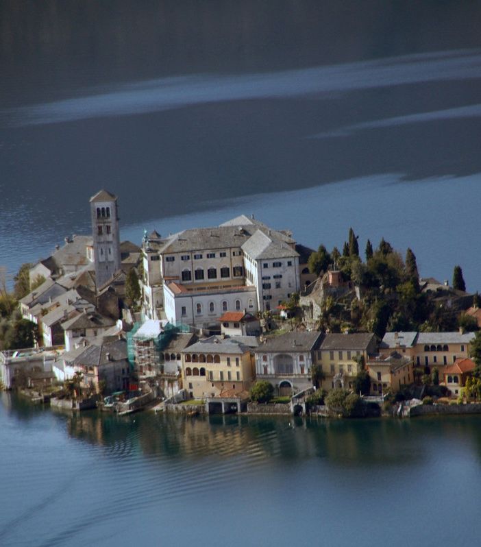 Avventura spirituale sull'isola di San Giulio: giornata di comunità con l'associazione AVAS