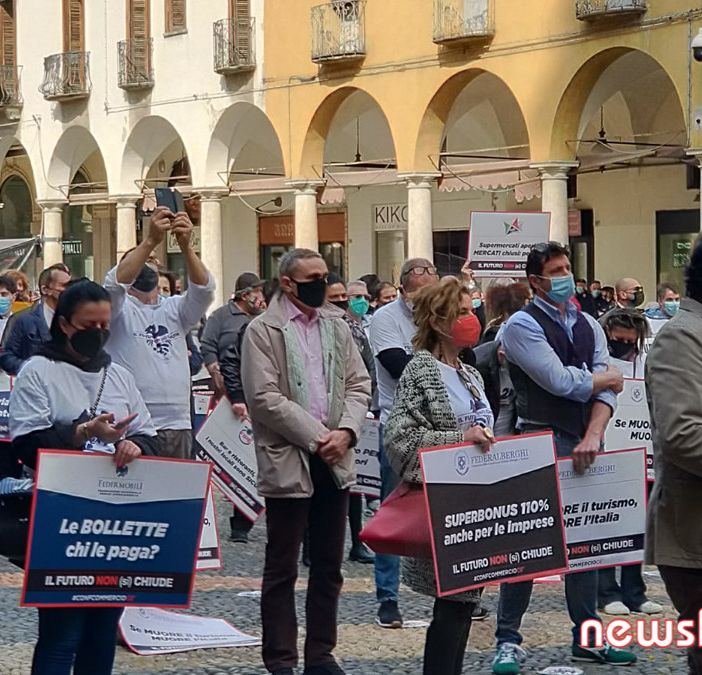 Commercianti in piazza a Novara: &quot;Vogliamo lavorare!&quot; FOTO E VIDEO
