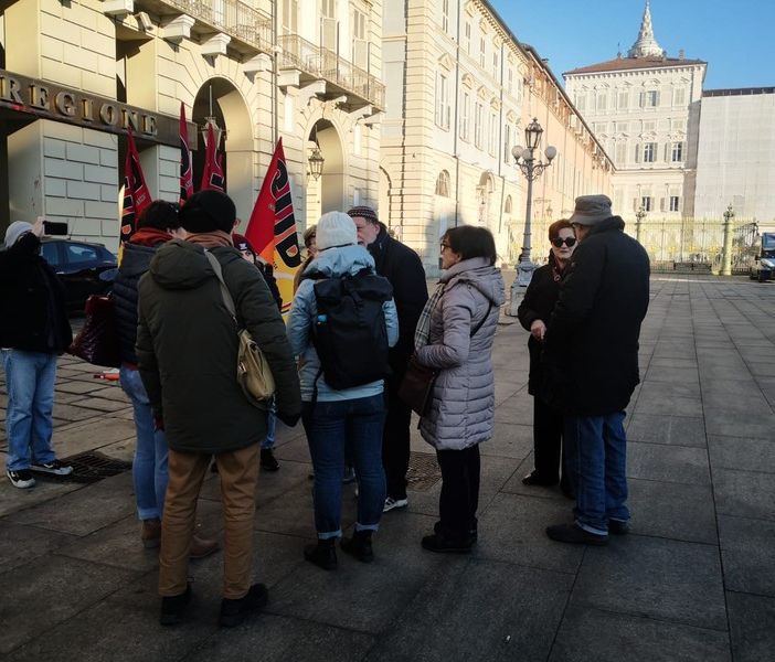 &quot;Lavoriamo 12 ore e ci mancano le posate per gli anziani&quot;. Oss in protesta contro la Regione: &quot;Scaricano emergenza su noi&quot;