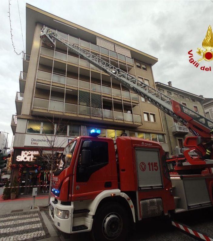 Cornicione pericolante a Domo, intervento dei Vigili del fuoco