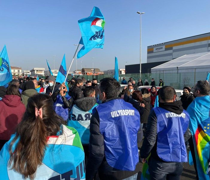 Amazon, monta la protesta dei lavoratori delle aziende fornitrici: &quot;Il colosso di Seattle si sottrae al confronto&quot;