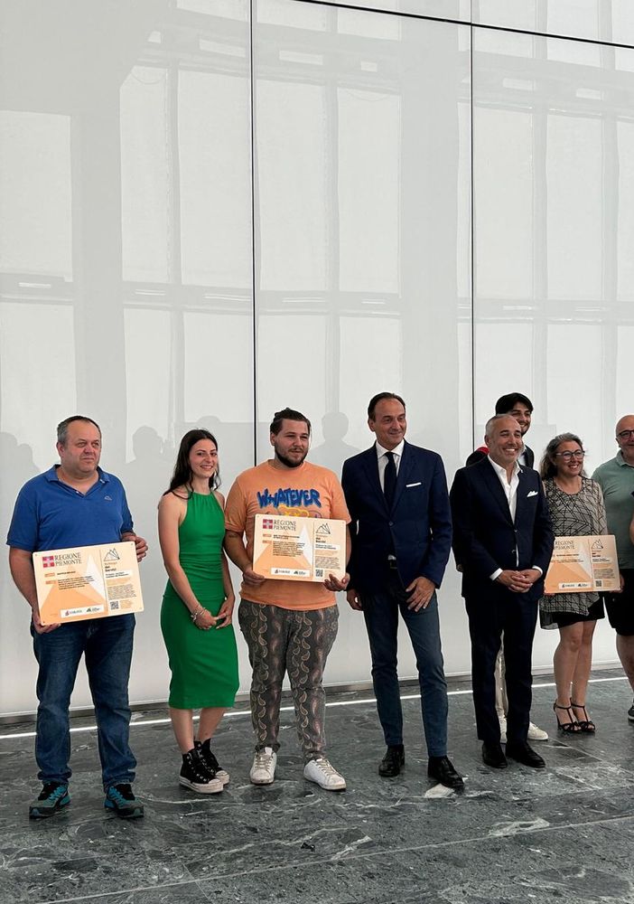 Consegnati attestati e vetrofanie agli esercenti delle botteghe dei servizi. Nel Vco sono 13