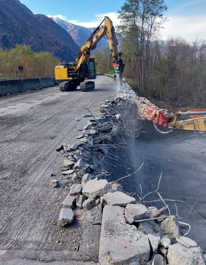 Superstrada, procedono i lavori di demolizione dei due viadotti VIDEO