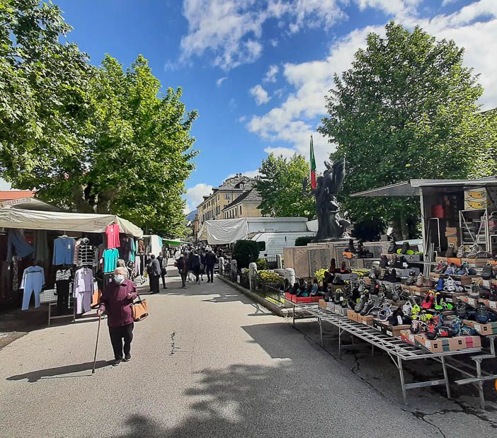 Domodossola: al mercato pochi svizzeri e tanto malumore per il prossimo spostamento dei banchi da via Rosmini