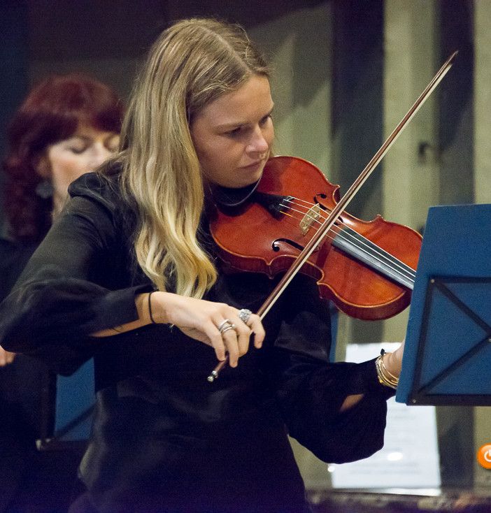 Un successo il concerto di Laura Marzadori, domani l’esposizione delle pergamene FOTO E VIDEO