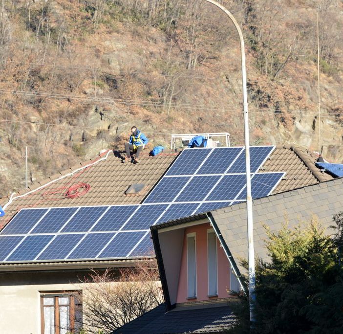 Energia in Piemonte: crollo dei consumi e CO2, boom di produzione da rinnovabili