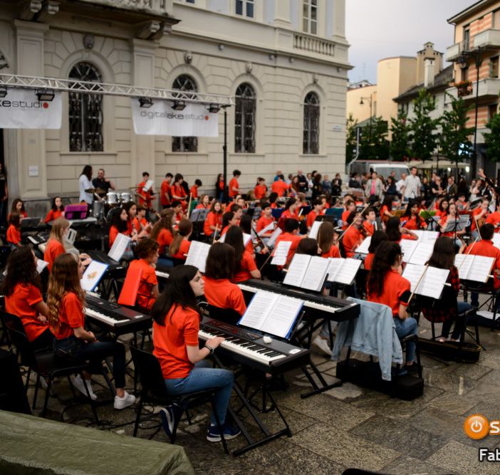 Le musiche e i canti degli alunni delle Floreanini animano il centro domese FOTO E VIDEO