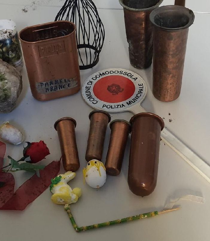 Domodossola, ancora degli arredi funebri ritrovati fuori dal cimitero