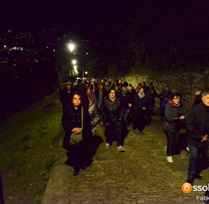 Tanti i fedeli per la via Crucis al Calvario FOTO