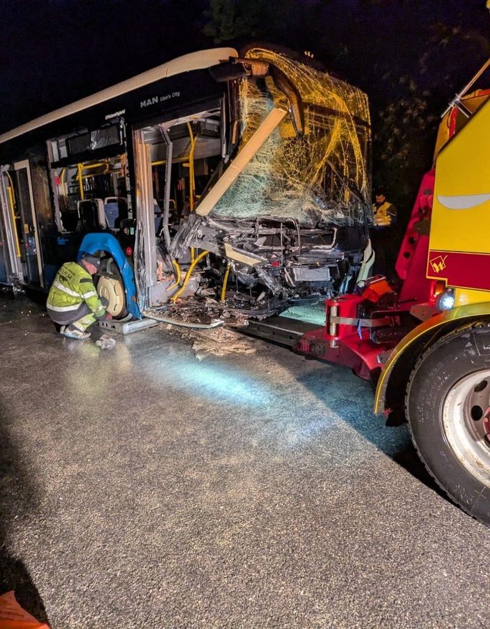 Scontro frontale tra auto e bus a Ponte Brolla, grave un uomo FOTO