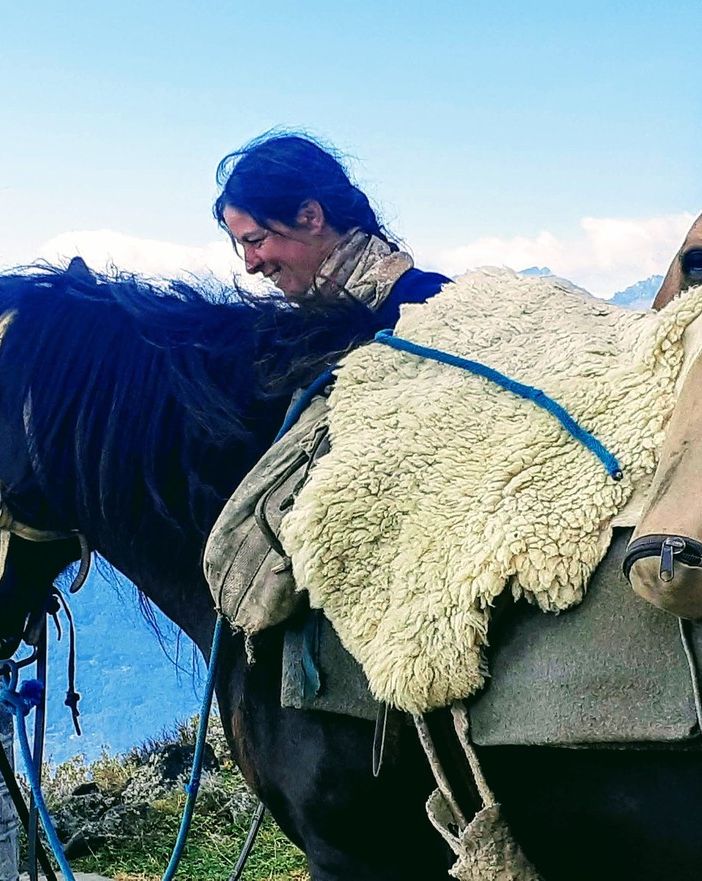 Cento giorni a cavallo dal Parco Nazionale d'Abruzzo a quello del Gran Paradiso, Paola Giacomini fa tappa a Vogogna
