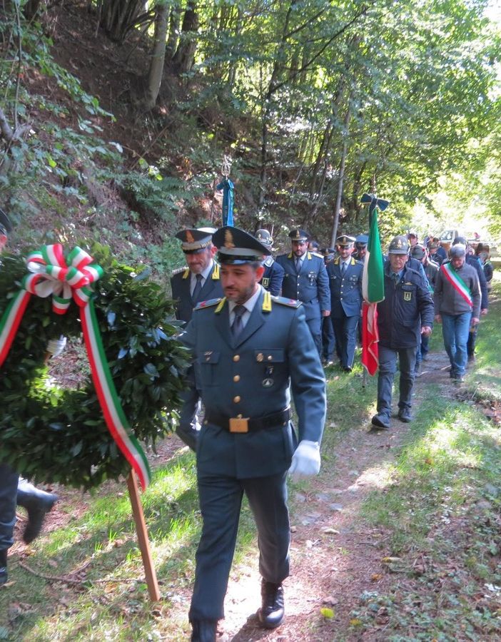 Deposta una corona in memoria dei finanzieri e degli spalloni caduti sui confini ossolani FOTO