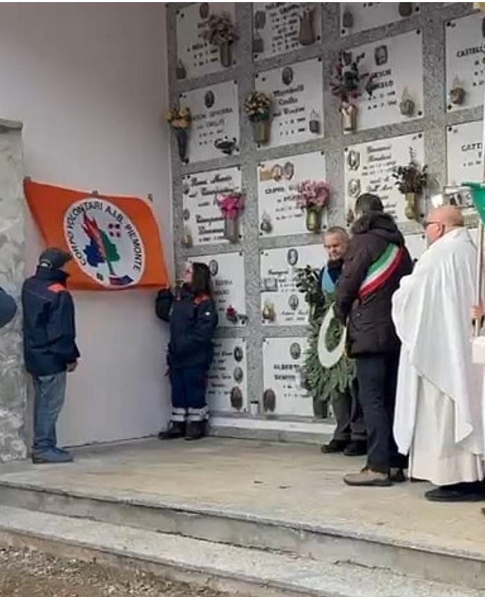 Scoperta la targa Aib al cimitero di Crosiggia