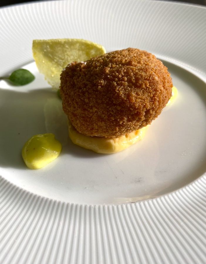Fish cake di trota, purea di piselli e maionese alla curcuma