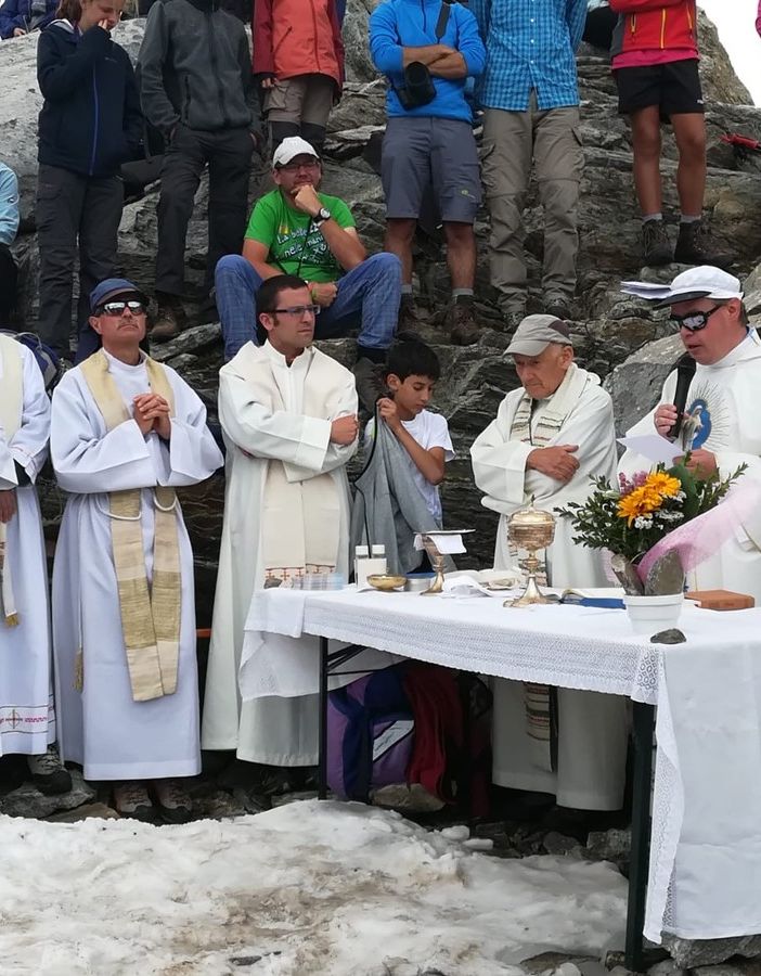 Incontro walser ai piedi della Madonna delle Nevi al Passo del Moro