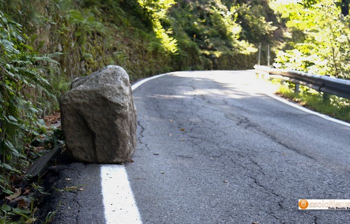 Ancora sulla strada il masso caduto 10 giorni fa ad Anzino