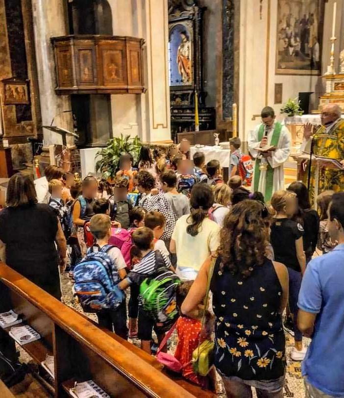 In Collegiata la benedizione degli zainetti degli alunni domesi