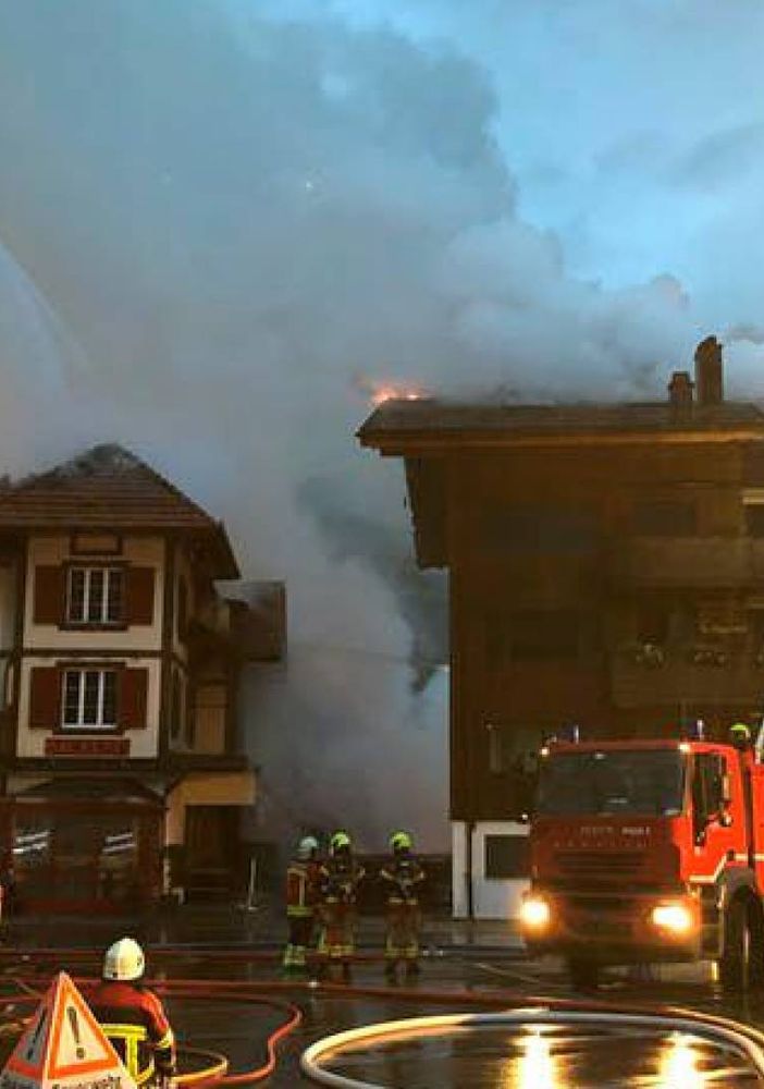 Svizzera, furioso incendio riduce in cenere tre condomini