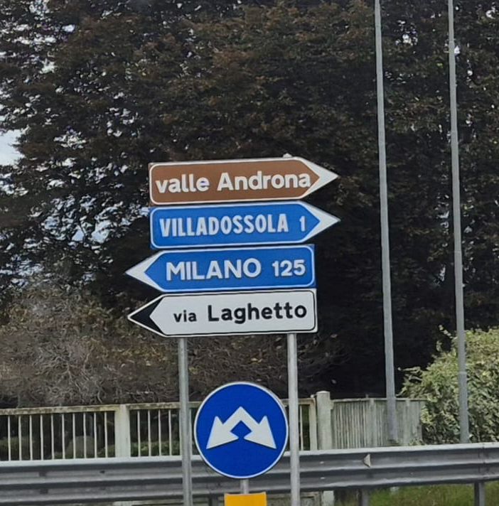 E alla rotatoria del Laghetto dei sogni spunta l'indicazione per 'Valle Androna'