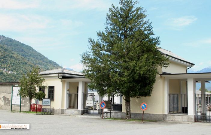 Estrae il coltello e si ferisce da solo