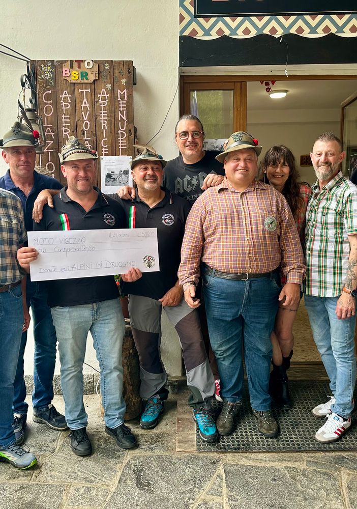 L'Associazione Moto Vigezzo dona 500 euro al Gruppo Alpini di Druogno