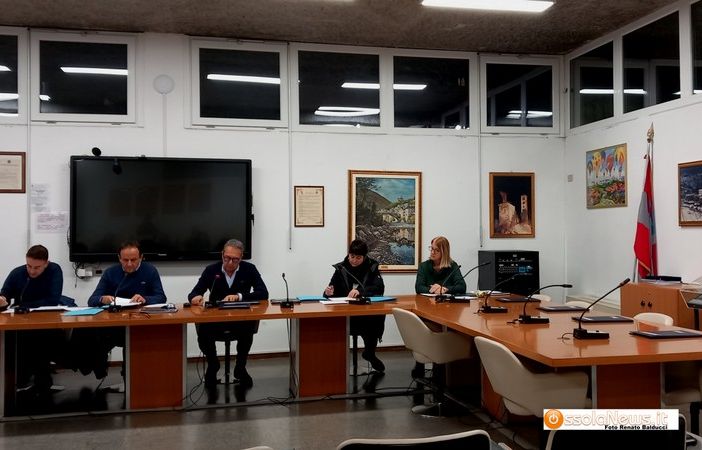 Foto: il consiglio comunale  con i banchi della minoranza vuoti