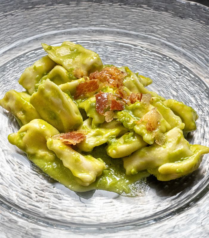 Plin di trota con crema di piselli e pancetta croccante
