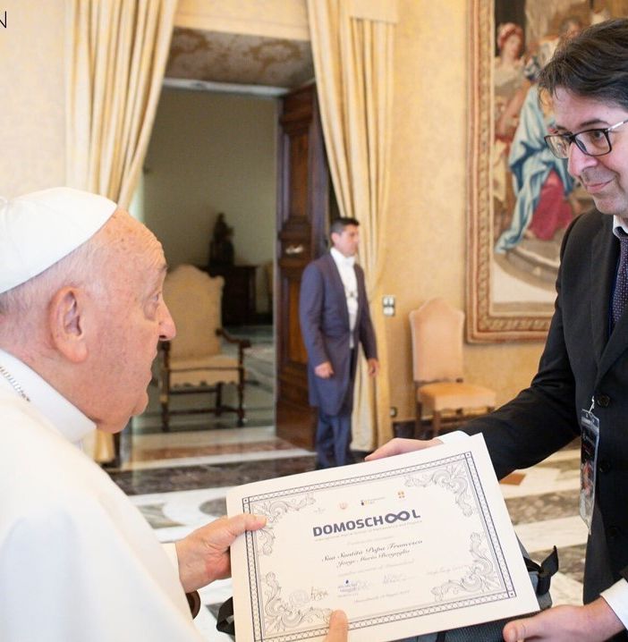 Papa Francesco membro onorario di Domoschool