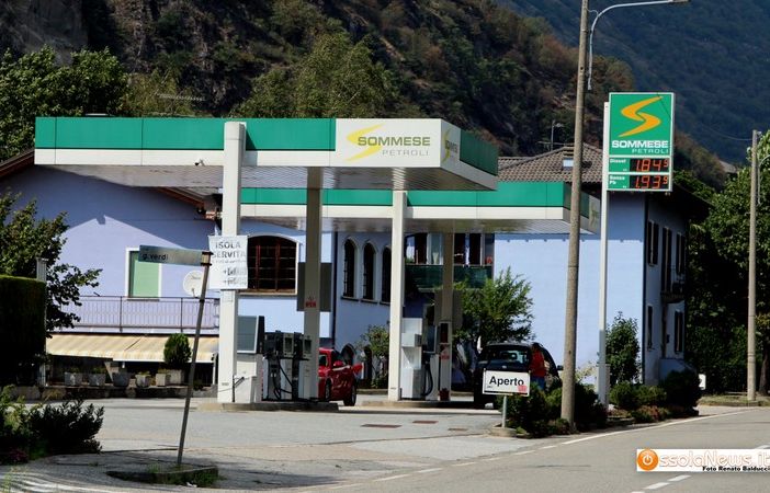 Benzina a 2,7 in autostrada. In Ossola e oltre confine resta sotto i 2 euro