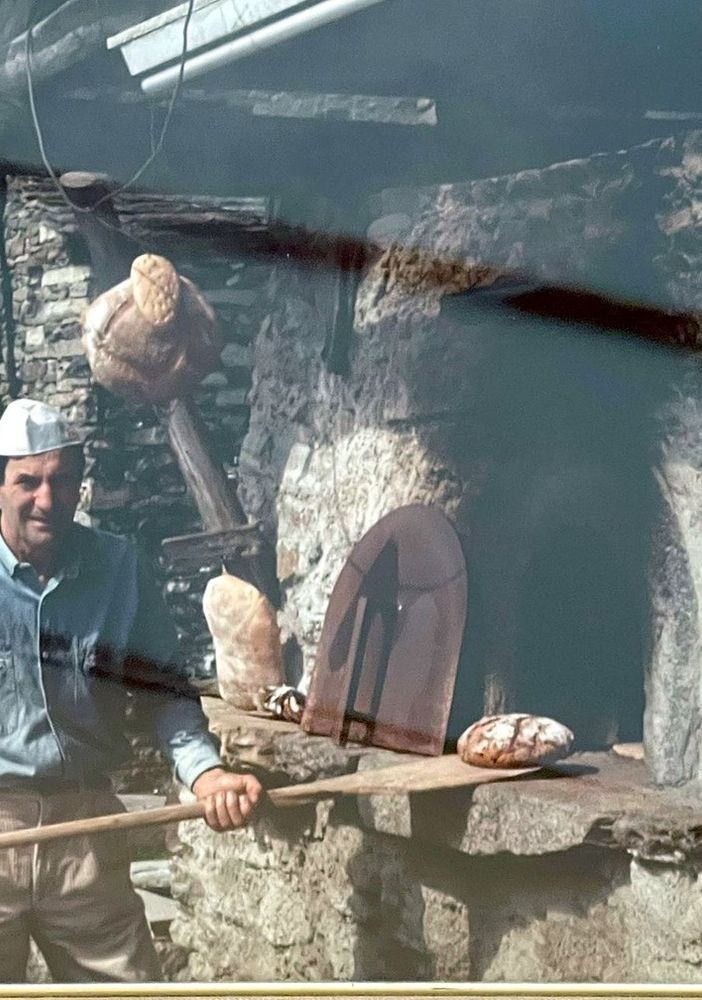 Gianni Donati al lavoro al forno antico di Tappia