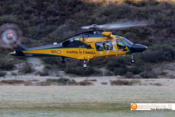 Elicottero della Guardia di Finanza recupera due dispersi a Finero e due scalatori in difficoltà a Mergozzo