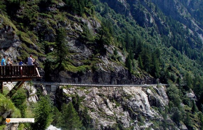 Foto: la strada statale che sale alla cascata