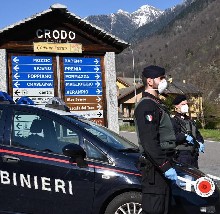Insulta e minaccia un ausiliario della sosta, denunciato uno straniero 23enne
