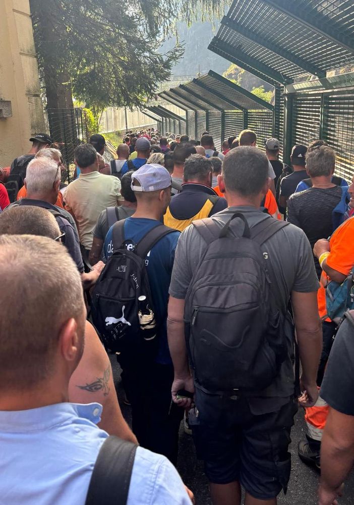 Protestano i frontalieri per la situazione di disagio a Iselle  FOTO