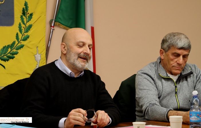 Foto: il sindaco Giorgio Ferroni, con in mano la pratica relativa alla cava Palissandro