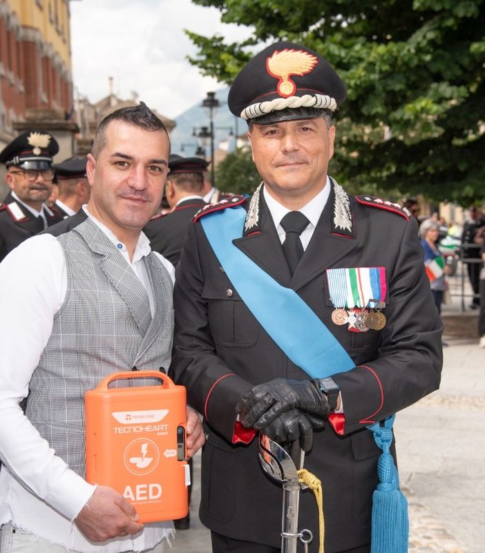 Un defibrillatore di ultima generazione dal Cantante della Solidarietà al Comando dei carabinieri