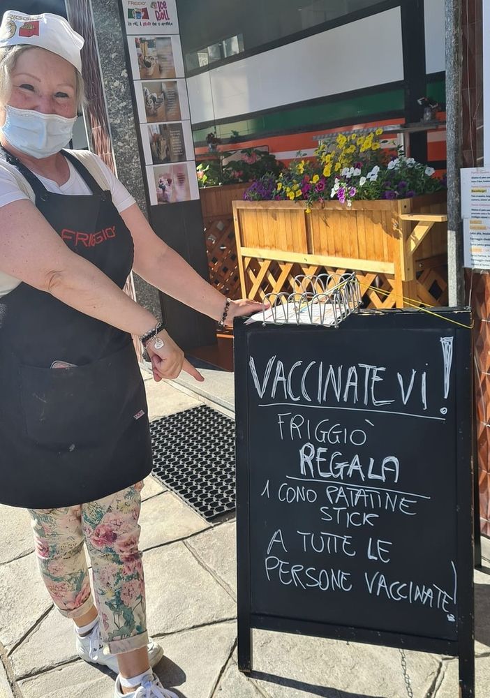 Sei vaccinato? Allora ti regalo le patatine. Iniziativa pro vaccini di tre attività a Domo, OMegna e Verbania