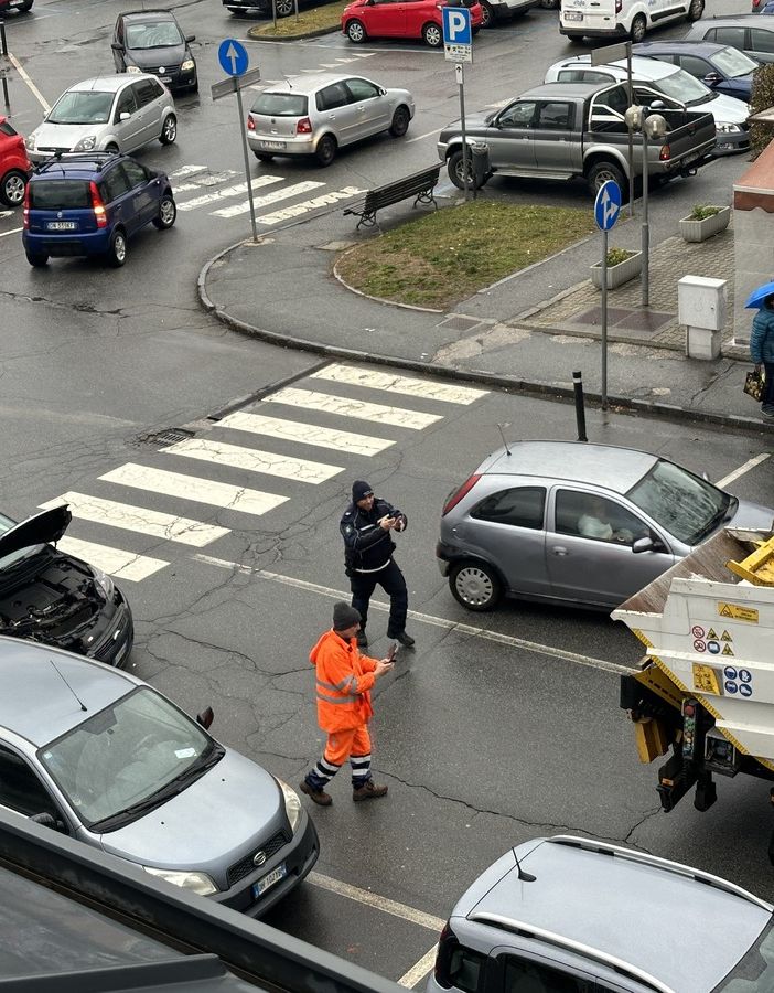 Scontro tra due auto di fronte all'ospedale FOTO