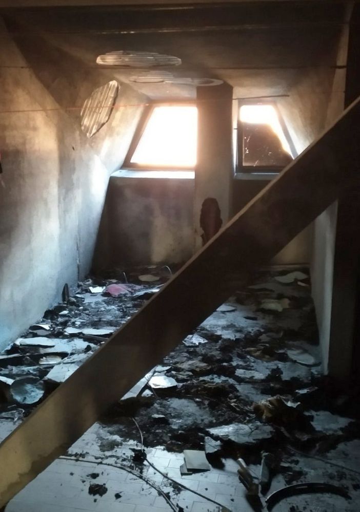 Notte di paura in via Monte Grappa: porte danneggiate e il sottotetto di un palazzo dato alle fiamme