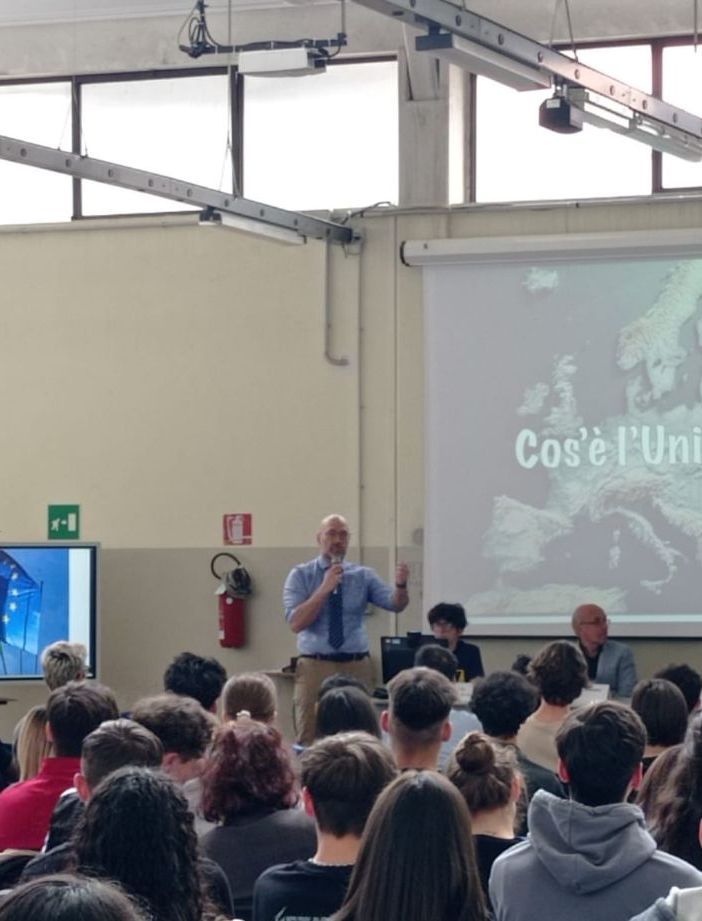 Come funziona l’Unione Europea? Gli studenti incontrano Alessandro Panza