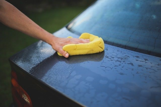 Più pulite senza acqua: le aziende preferiscono il lavaggio a secco per le proprie flotte