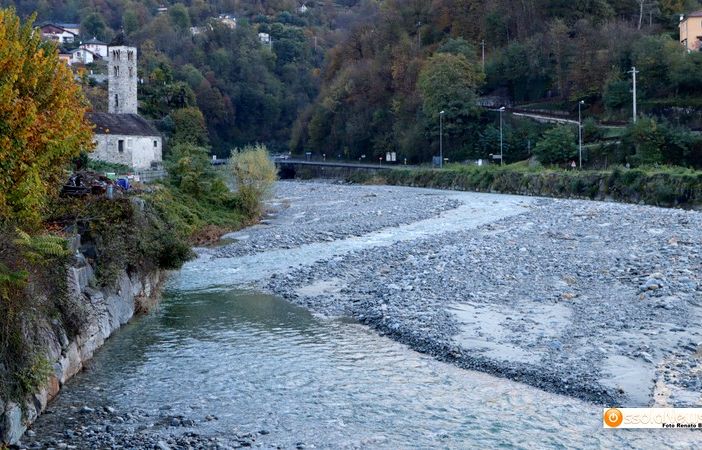 Foto: il tratto di Melezzo tra il ponte  e la passerella pedonale