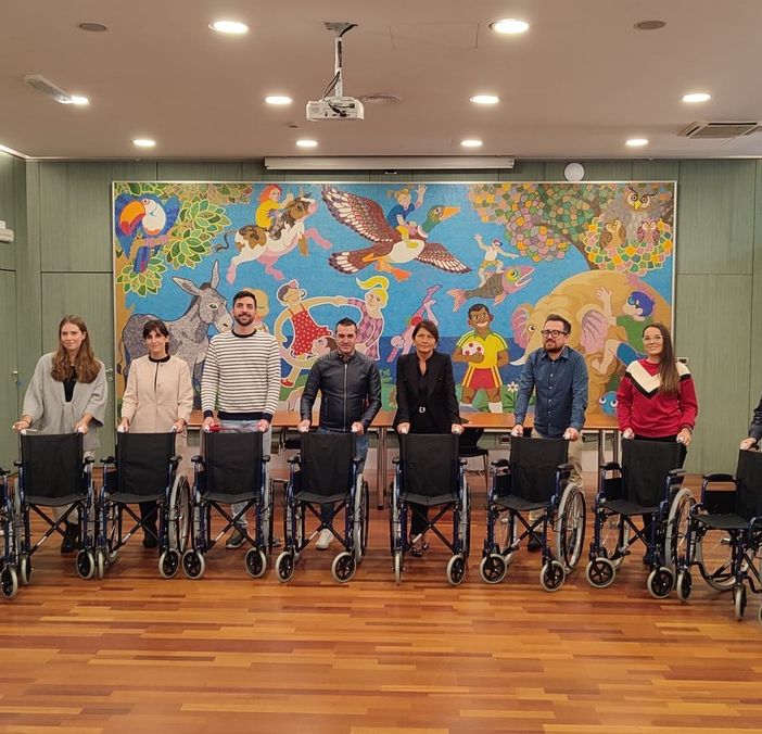 Dal Cantante della Solidarietà 10 carrozzine per l'Unione Genitori Italiani contro il tumore dei bambini