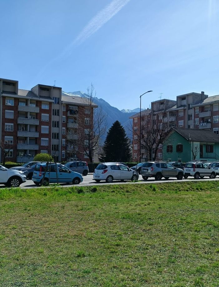 Via l'amianto dai tetti di due condomini Atc di via Romita
