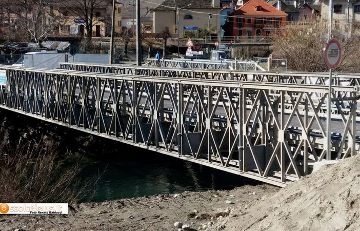 Foto: l'attuale ponte sul canale; ora Enel ne farà uno nuovo