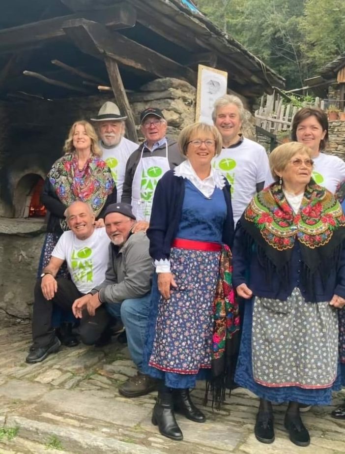 Un gruppo di volontari e amici di Tappia che hanno organizzato l’accoglienza e sfornato pane per i visitatori della frazione
